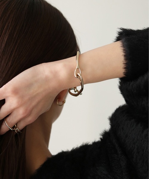 cheriella（シェリエラ）の「【cheriella】ニュアンス変形フックバングル（バングル/リストバンド・レディース・シルバー/ゴールド・FREE）」の12枚目の写真