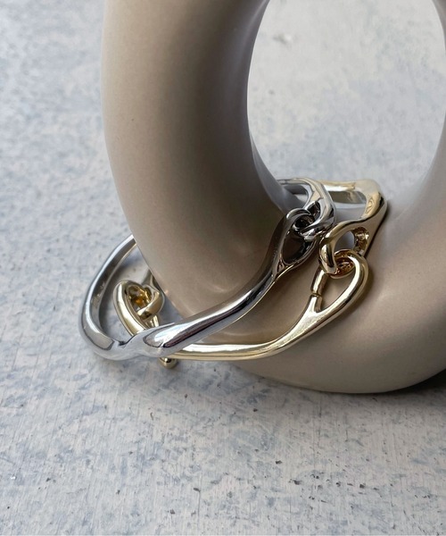 cheriella（シェリエラ）の「【cheriella】ニュアンス変形フックバングル（バングル/リストバンド・レディース・シルバー/ゴールド・FREE）」の19枚目の写真