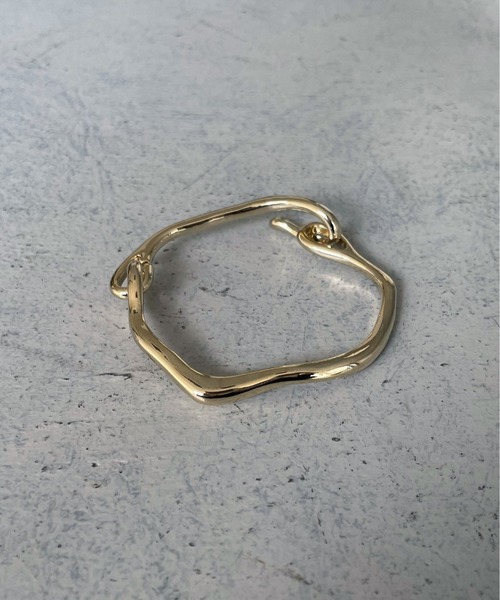 cheriella（シェリエラ）の「【cheriella】ニュアンス変形フックバングル（バングル/リストバンド・レディース・シルバー/ゴールド・FREE）」の13枚目の写真