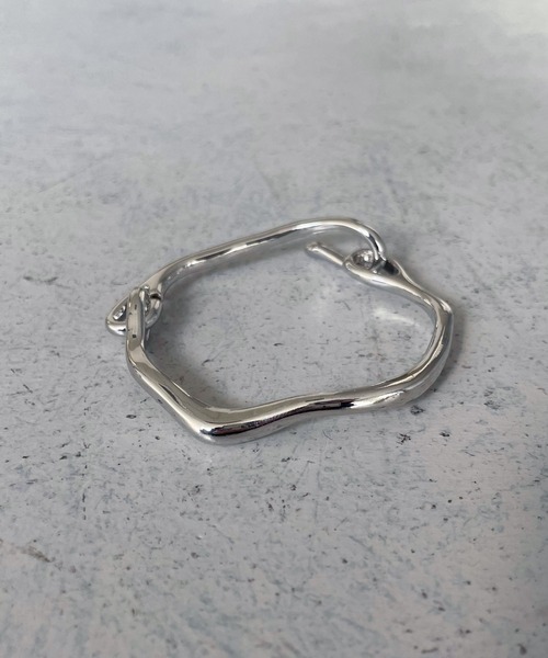 cheriella（シェリエラ）の「【cheriella】ニュアンス変形フックバングル（バングル/リストバンド・レディース・シルバー/ゴールド・FREE）」の7枚目の写真