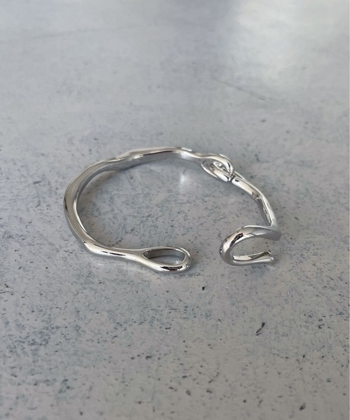 cheriella（シェリエラ）の「【cheriella】ニュアンス変形フックバングル（バングル/リストバンド・レディース・シルバー/ゴールド・FREE）」の14枚目の写真