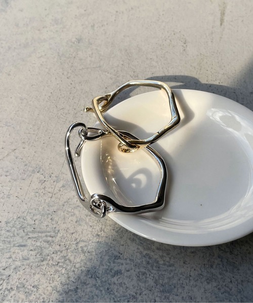 cheriella（シェリエラ）の「【cheriella】ニュアンス変形フックバングル（バングル/リストバンド・レディース・シルバー/ゴールド・FREE）」の16枚目の写真