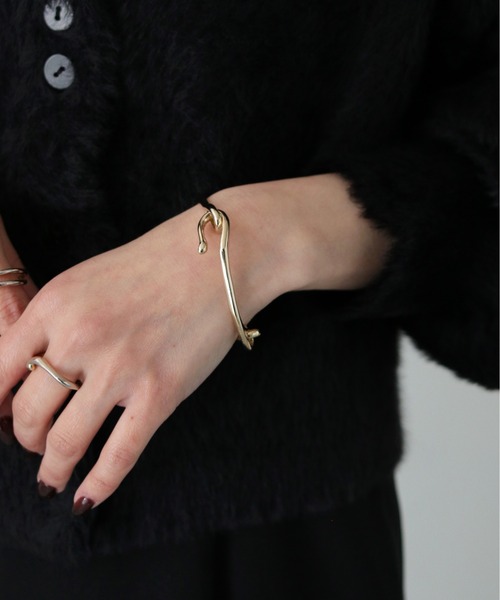 cheriella（シェリエラ）の「【cheriella】ニュアンス変形フックバングル（バングル/リストバンド・レディース・シルバー/ゴールド・FREE）」の8枚目の写真