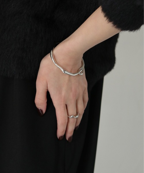 cheriella（シェリエラ）の「【cheriella】ニュアンス変形フックバングル（バングル/リストバンド・レディース・シルバー/ゴールド・FREE）」の20枚目の写真