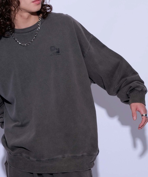 re_k by JUNRED（レクバイジュンレッド）の「re_k by JUNRED / オーバーダイワンポイントクルーネックスウェット（スウェット・メンズ・チャコールグレー/パープル/ライトグレー・M/S/L）」の2枚目の写真