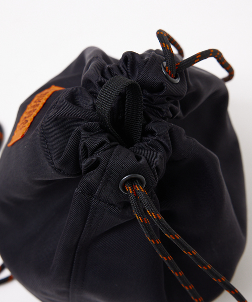 UNIVERSAL OVERALL（ユニバーサルオーバーオール）の「【UNIVERSALOVERALL / ユニバーサルオーバーオール】zile nylon pouch / ショルダー巾着バック / UVO-023A（ボディバッグ/ウエストポーチ・メンズ・チャコールグレー/ブラック/ネイビー・フリー）」の10枚目の写真