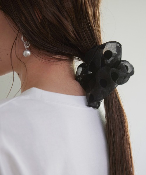 MIELI INVARIANT（ミエリインヴァリアント）の「Dot Chiffon Chouchou（ヘアゴム・レディース・ブラック/ホワイト・FREE）」の3枚目の写真