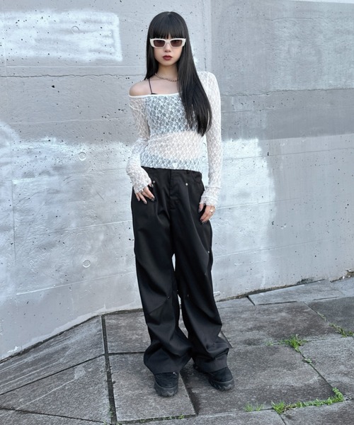LVEU.(ラブユ.)の「【LVEU.】レースワンショルトップス / カットソー レイヤード シアー 長袖 Uネック タイト コンパクト ショート クロップド ブラック ホワイト(Tシャツ/カットソー・レディース・ホワイト/ブラック・FREE)」の5枚目の写真