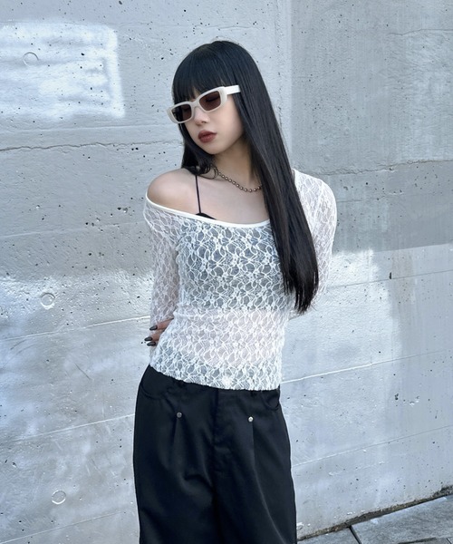 LVEU.(ラブユ.)の「【LVEU.】レースワンショルトップス / カットソー レイヤード シアー 長袖 Uネック タイト コンパクト ショート クロップド ブラック ホワイト(Tシャツ/カットソー・レディース・ホワイト/ブラック・FREE)」の4枚目の写真