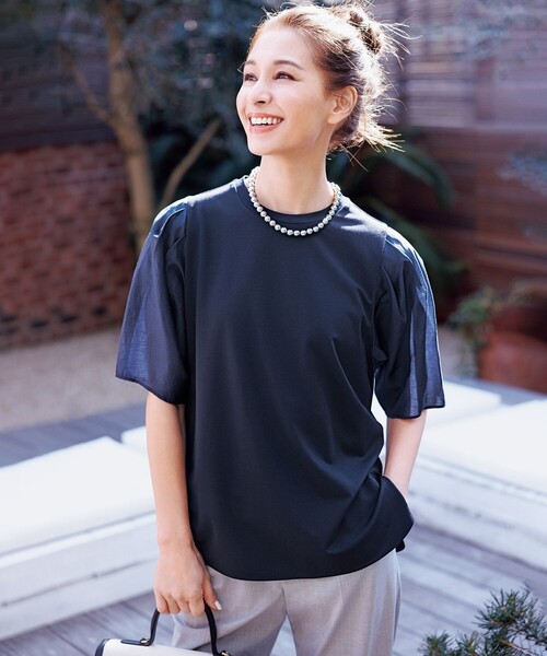 UNFILO(アンフィーロ)の「BEAUTY FORM シアースリーブTシャツ(Tシャツ/カットソー・レディース・グレー系/ネイビー系2/ホワイト系/ベージュ系2/ブラック系・X-LARGE)」の1枚目の写真