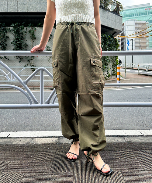 U by SPICK&SPAN（ユーバイスピックアンドスパン）の「【SUNNY SPORTS/サニースポーツ】イージーワイドカーゴパンツ 53243-2-13810（カーゴパンツ・レディース・カーキ/ブラック・FREE）」の2枚目の写真