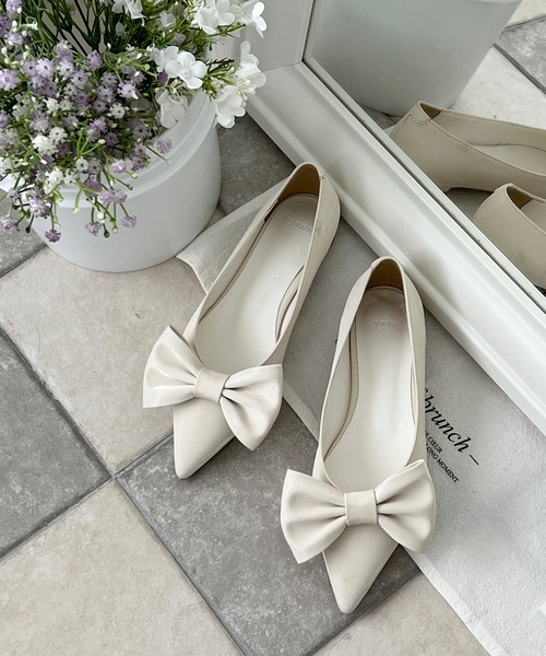 by muni:r（バイ ムニール）の「ビッグリボンサテン2WAYパンプス（パンプス・レディース・アイボリー/シルバー/ブラック・25.0cm/24.5cm/24.0cm/23.5cm/23.0cm）」の2枚目の写真