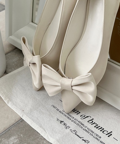 by muni:r（バイ ムニール）の「ビッグリボンサテン2WAYパンプス（パンプス・レディース・アイボリー/シルバー/ブラック・25.0cm/24.5cm/24.0cm/23.5cm/23.0cm）」の5枚目の写真
