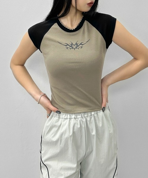 LVEU.(ラブユ.)の「【LVEU.】トライバルハートラグランロゴT / トップス カットソー フレンチスリーブ ラグラン ロゴ トライバル プリント ワンポイント バイカラー 配色 ホワイト ピンク カーキ ZOZOTOWN限定(Tシャツ/カットソー・レディース・カーキ/ホワイト/ピンク・FREE)」の2枚目の写真