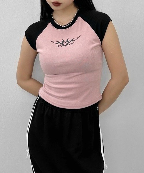 LVEU.(ラブユ.)の「【LVEU.】トライバルハートラグランロゴT / トップス カットソー フレンチスリーブ ラグラン ロゴ トライバル プリント ワンポイント バイカラー 配色 ホワイト ピンク カーキ ZOZOTOWN限定(Tシャツ/カットソー・レディース・カーキ/ホワイト/ピンク・FREE)」の15枚目の写真