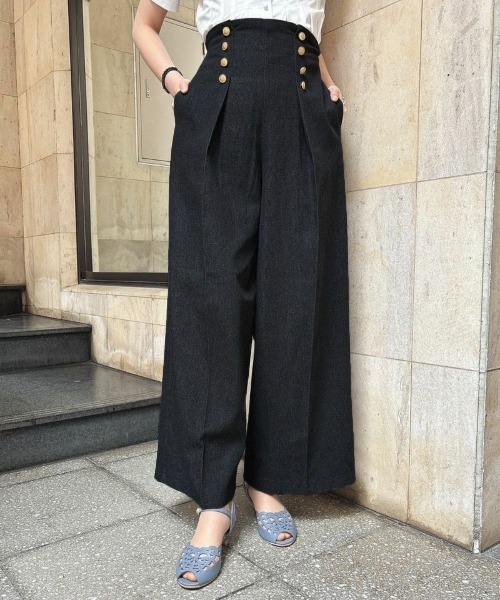 an another angelus（アンアナザーアンジェラス）の「ゴールドダブル釦デニムワイドパンツ/ananotherangelus（デニムパンツ・レディース・ブラック/ライトブルー・2/1）」の2枚目の写真