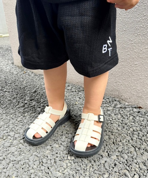 hymy（ヒュミュ）の「【 hymy-ヒュミュ- 】バイカラー EVA グルカ サンダル ( kids ) #_（サンダル・キッズ・ホワイト×ブラック/アイボリー・19cm/18cm/17cm）」の3枚目の写真