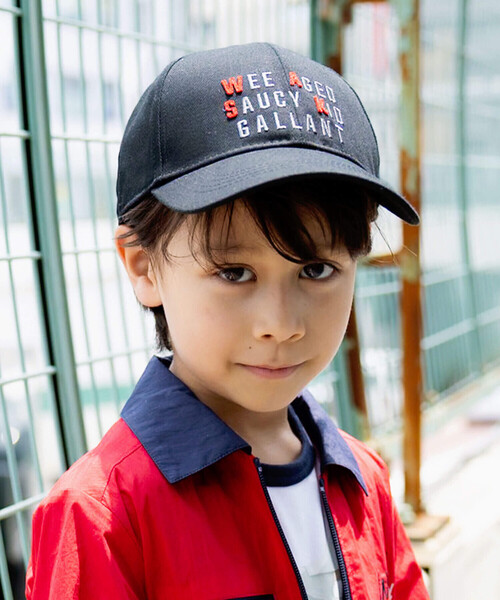 WASK（ワスク）の「ロゴパッチ刺しゅう配色バックテープキャップ(54~56cm)（キャップ・キッズ・ブラック/ブルー・M(52-54cm)/L(54-56cm)）」の2枚目の写真