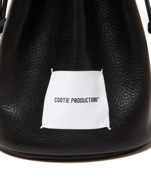 COOTIE PRODUCTIONS（クーティープロダクションズ）の「Leather Bucket Bag（ショルダーバッグ・メンズ・ブラック・ONE SIZE）」の2枚目の写真
