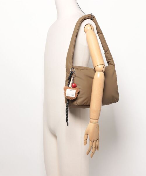an meets zakka(アンミツザッカ)の「an meets zakka キーホルダー付きスクエアポリ肩掛けバッグ(ショルダーバッグ・レディース・ベージュ/ブラック/シルバー・ONESIZE)」の4枚目の写真