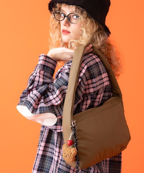 an meets zakka(アンミツザッカ)の「an meets zakka キーホルダー付きスクエアポリ肩掛けバッグ(ショルダーバッグ・レディース・ベージュ/ブラック/シルバー・ONESIZE)」の1枚目の写真