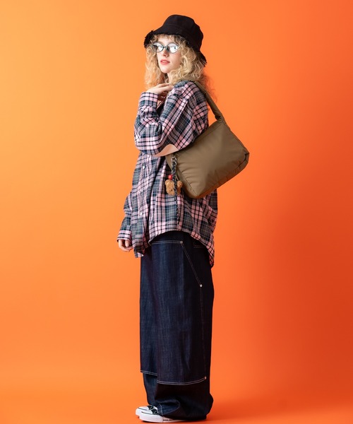 an meets zakka(アンミツザッカ)の「an meets zakka キーホルダー付きスクエアポリ肩掛けバッグ(ショルダーバッグ・レディース・ベージュ/ブラック/シルバー・ONESIZE)」の18枚目の写真