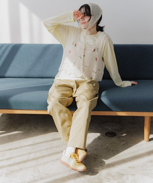 niko and（ニコアンド）の「フラワー刺繍クロシェキャミソール