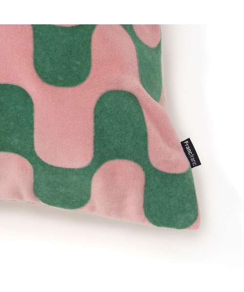 Francfranc（フランフラン）の「ベルベットウェーブ クッションカバー 450×450 ピンク×グリーン（027）（クッション/クッションカバー・レディース・ピンク・FREE）」の3枚目の写真