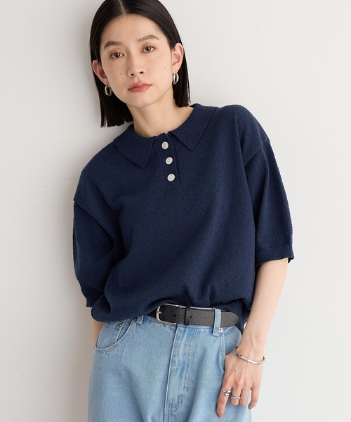 for/c（フォーシー）の「[新色追加]ハーフスリーブニットポロ【サスティナブル】（ポロシャツ・レディース・チャコールグレー/ホワイト/ブラウン/ネイビー/イエロー/ライトブラウン・M/L/LL）」の5枚目の写真