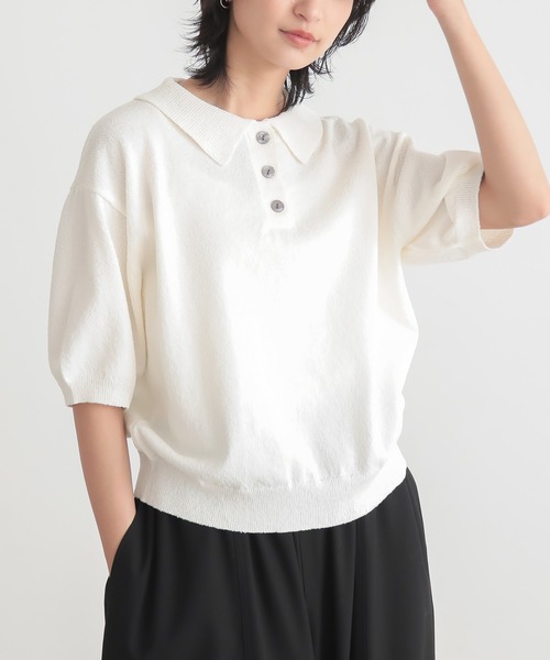 for/c（フォーシー）の「[新色追加]ハーフスリーブニットポロ【サスティナブル】（ポロシャツ・レディース・チャコールグレー/ホワイト/ブラウン/ネイビー/イエロー/ライトブラウン・M/L/LL）」の2枚目の写真