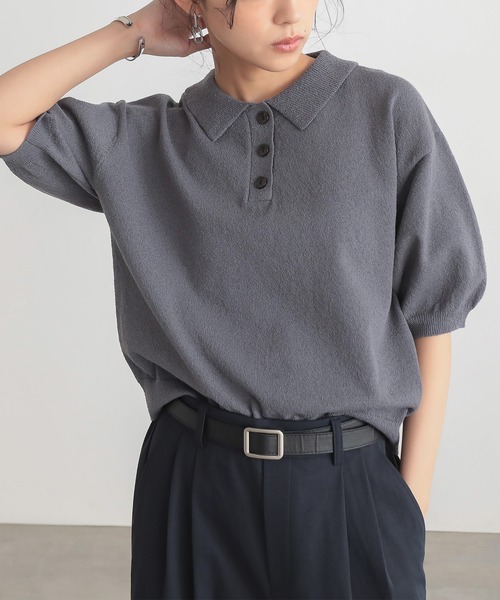 for/c（フォーシー）の「[新色追加]ハーフスリーブニットポロ【サスティナブル】（ポロシャツ・レディース・チャコールグレー/ホワイト/ブラウン/ネイビー/イエロー/ライトブラウン・M/L/LL）」の7枚目の写真