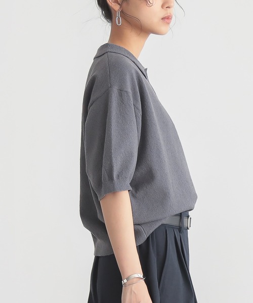 for/c（フォーシー）の「[新色追加]ハーフスリーブニットポロ【サスティナブル】（ポロシャツ・レディース・チャコールグレー/ホワイト/ブラウン/ネイビー/イエロー/ライトブラウン・M/L/LL）」の8枚目の写真