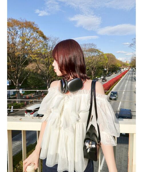 dazzlin（ダズリン）の「スクエアフリルペプラムブラウス（シャツ/ブラウス・レディース・オフホワイト/ブルー/アイボリー/ブラウン/オレンジ・FREE）」の8枚目の写真