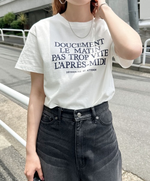 andme（アンドミー）の「フレンチロゴプリント半袖Tシャツ（Tシャツ/カットソー・レディース・オレンジ/サックスブルー/オフホワイト/グレー・M）」の2枚目の写真