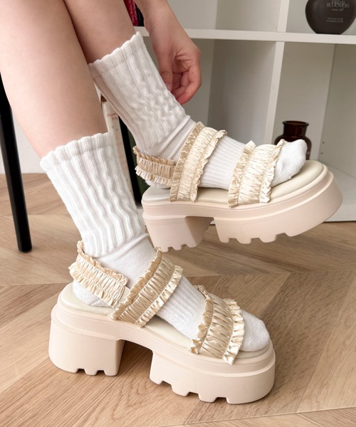 WEGO（ウィゴー）の「WEGO/ 厚底フリルギャザーサンダル（サンダル・レディース・ライトグレー/ブラック/オフホワイト/ライトピンク・MEDIUM/LARGE）」の2枚目の写真