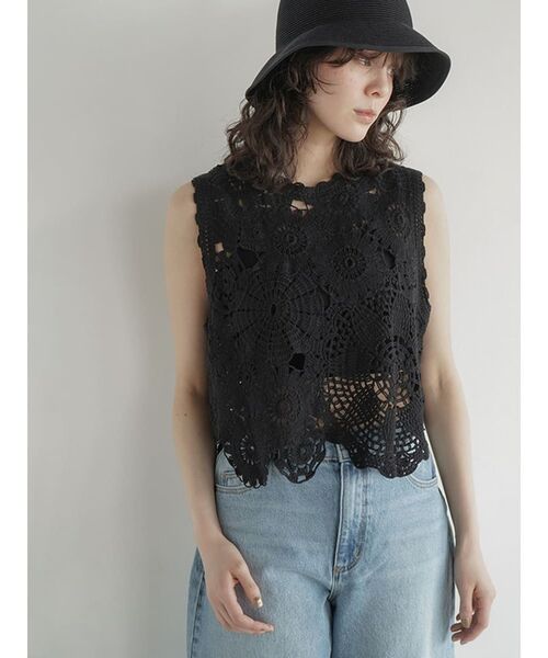 FIKA.(フィーカ)の「Flower crochet vest(ベスト・レディース・アイボリー/ブラック・MEDIUM)」の2枚目の写真