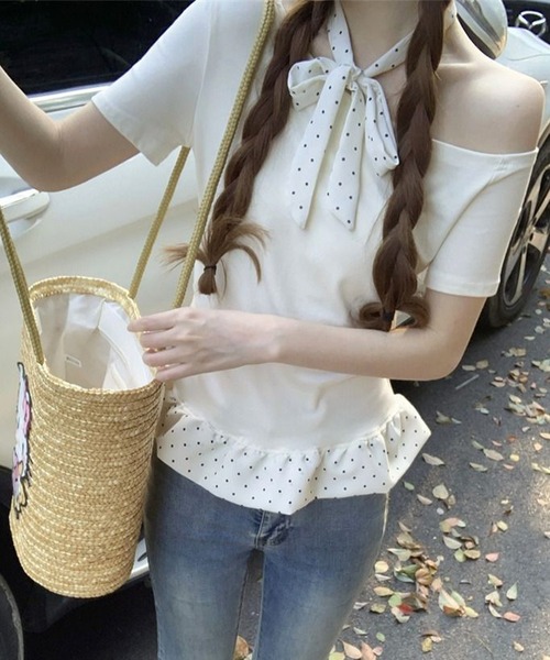 Jasmine Grandiflorum(ジャスミングランディフローラム)の「【Jasmine】ワンショルダードット柄フリルトップス (SS)(Tシャツ/カットソー・レディース・アイボリー/ブルー/グレー/ピンク・FREE)」の1枚目の写真
