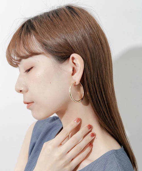 SMELLY(スメリー)の「メタルビッグフープイヤリング(イヤリング・レディース・ゴールド・-)」の3枚目の写真