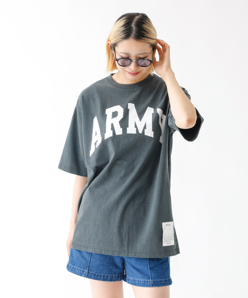 TOP KHAKI (トップカーキ)の「【TOP KHAKI /トップカーキ】JOHNBULL/ジョンブル/ARMY プリントTシャツ/ ユニセックス(Tシャツ/カットソー・メンズ・チャコールグレー・フリー)」の1枚目の写真