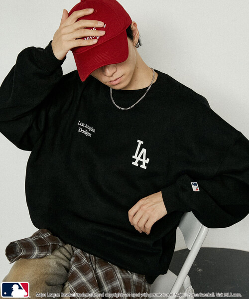 MLB（メジャーリーグベースボール）の「MLB/メジャーリーグベースボール 別注 SWEAT TOPS/裏起毛クルーネックスウェット(限定展開)（スウェット・メンズ・ブラック系その他2/グレー系その他/ブラック系その他/ブラウン/グレー系その他2/グレー系その他3/ネイビー・SMALL/MEDIUM/LARGE）」の2枚目の写真