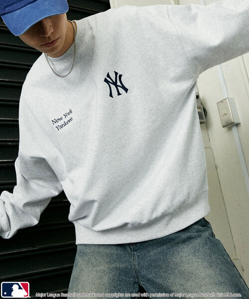 MLB（メジャーリーグベースボール）の「MLB/メジャーリーグベースボール 別注 SWEAT TOPS/裏起毛クルーネックスウェット(限定展開)（スウェット・メンズ・ブラック系その他2/グレー系その他/ブラック系その他/ブラウン/グレー系その他2/グレー系その他3/ネイビー・SMALL/MEDIUM/LARGE）」の4枚目の写真