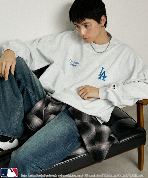 MLB（メジャーリーグベースボール）の「MLB/メジャーリーグベースボール 別注 SWEAT TOPS/裏起毛クルーネックスウェット(限定展開)（スウェット・メンズ・ブラック系その他2/グレー系その他/ブラック系その他/ブラウン/グレー系その他2/グレー系その他3/ネイビー・SMALL/MEDIUM/LARGE）」の5枚目の写真