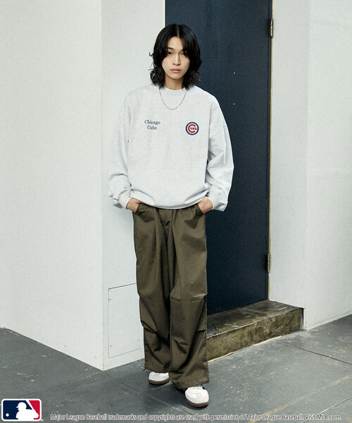 MLB（メジャーリーグベースボール）の「MLB/メジャーリーグベースボール 別注 SWEAT TOPS/裏起毛クルーネックスウェット(限定展開)（スウェット・メンズ・ブラック系その他2/グレー系その他/ブラック系その他/ブラウン/グレー系その他2/グレー系その他3/ネイビー・SMALL/MEDIUM/LARGE）」の22枚目の写真