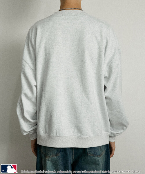 MLB（メジャーリーグベースボール）の「MLB/メジャーリーグベースボール 別注 SWEAT TOPS/裏起毛クルーネックスウェット(限定展開)（スウェット・メンズ・ブラック系その他2/グレー系その他/ブラック系その他/ブラウン/グレー系その他2/グレー系その他3/ネイビー・SMALL/MEDIUM/LARGE）」の13枚目の写真