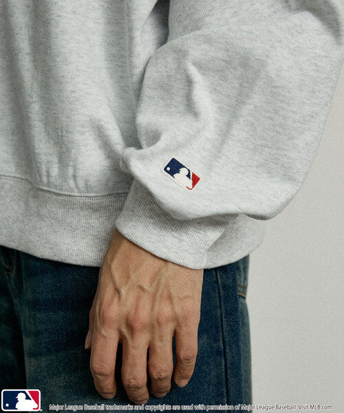 MLB（メジャーリーグベースボール）の「MLB/メジャーリーグベースボール 別注 SWEAT TOPS/裏起毛クルーネックスウェット(限定展開)（スウェット・メンズ・ブラック系その他2/グレー系その他/ブラック系その他/ブラウン/グレー系その他2/グレー系その他3/ネイビー・SMALL/MEDIUM/LARGE）」の11枚目の写真