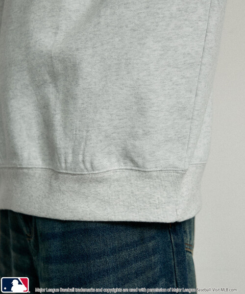 MLB（メジャーリーグベースボール）の「MLB/メジャーリーグベースボール 別注 SWEAT TOPS/裏起毛クルーネックスウェット(限定展開)（スウェット・メンズ・ブラック系その他2/グレー系その他/ブラック系その他/ブラウン/グレー系その他2/グレー系その他3/ネイビー・SMALL/MEDIUM/LARGE）」の10枚目の写真