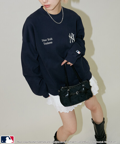MLB（メジャーリーグベースボール）の「MLB/メジャーリーグベースボール 別注 SWEAT TOPS/裏起毛クルーネックスウェット(限定展開)（スウェット・メンズ・ブラック系その他2/グレー系その他/ブラック系その他/ブラウン/グレー系その他2/グレー系その他3/ネイビー・SMALL/MEDIUM/LARGE）」の8枚目の写真