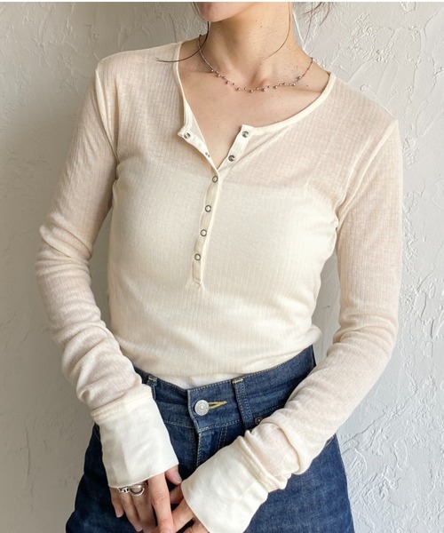 She's Closet(シーズクローゼット)の「長袖 ヘンリーネック シアーリブトップス ボタンロンT(Tシャツ/カットソー・レディース・ボルドー/ダークベージュ/アイボリー/ブラック/杢グレー/オフホワイト・FREE)」の2枚目の写真