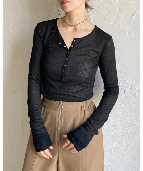 She's Closet(シーズクローゼット)の「長袖 ヘンリーネック シアーリブトップス ボタンロンT(Tシャツ/カットソー・レディース・ボルドー/ダークベージュ/アイボリー/ブラック/杢グレー/オフホワイト・FREE)」の14枚目の写真