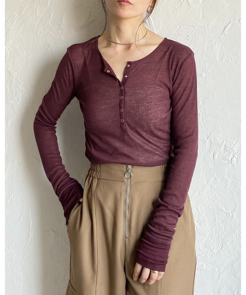 She's Closet(シーズクローゼット)の「長袖 ヘンリーネック シアーリブトップス ボタンロンT(Tシャツ/カットソー・レディース・ボルドー/ダークベージュ/アイボリー/ブラック/杢グレー/オフホワイト・FREE)」の11枚目の写真